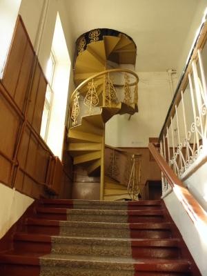 Прикрепленное изображение: 1043 ул.Гоголя, 4 Винтовая лестница в поликлинике.JPG